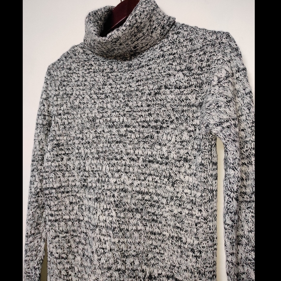 Black & white knit Turtleneck sweater - Picture 6 of 10